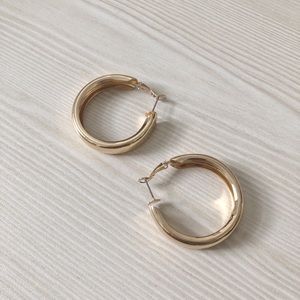 Minimalistic gold hoop earrings